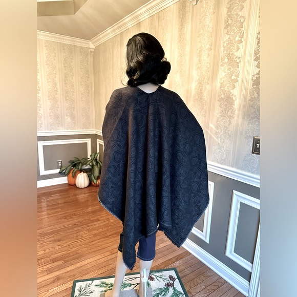 NWT!❄️Calvin Klein!☃️Shrug w/fringes!❄️One Size fits all/black/white - Picture 3 of 13